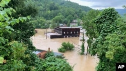 Esta foto del 28 de julio de 2022 proporcionada por Appalshop muestra el edificio Appalshop inundado en Whitesburg, Kentucy, EEUU.