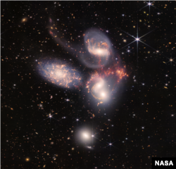 NASA'ya göre Webb teleskopu, milyonlarca genç yıldızın da dahil olduğu bu beş gökada grubunda daha önce hiç görülmemiş ayrıntıları yakaladı.