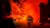 Esta foto proporcionada por el cuerpo de bomberos de la región de Gironde (SDIS 33) muestra a los bomberos luchando contra un incendio forestal cerca de Landiras, suroeste de Francia, el domingo 17 de julio de 2022.