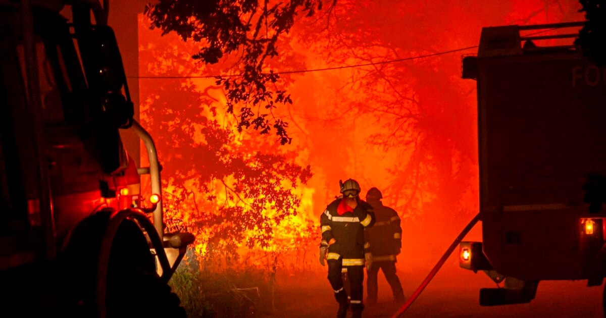 Francia en alerta ante incendios forestales en abrasador suroeste de Europa