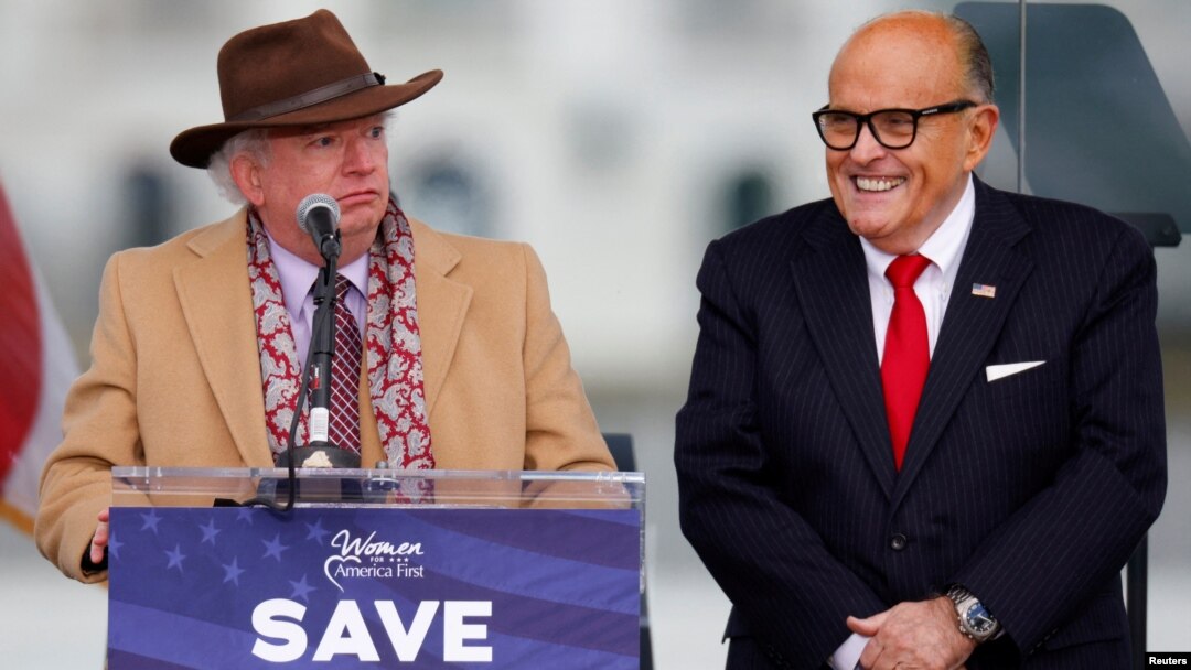 Trump'ın avukatları John Eastman (solda) ve Rudy Giuliani'nin isimleri de iddianamede yer alıyor.