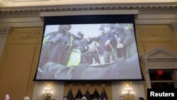 Video del interior del Capitolio de EEUU el 6 de enero de 2021 se muestra en una pantalla durante una audiencia pública del Comité Selecto de la Cámara de Representantes para investigar el ataque, en Capitol Hill, en Washington, el 21 de julio de 2022. REUTERS/Jonathan Ernst