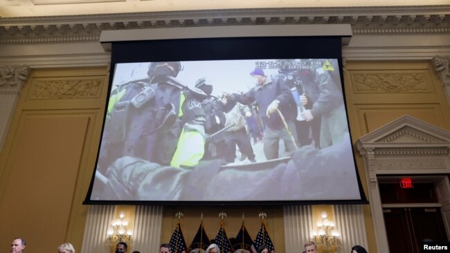 Video del interior del Capitolio de EEUU el 6 de enero de 2021 se muestra en una pantalla durante una audiencia pública del Comité Selecto de la Cámara de Representantes para investigar el ataque, en Capitol Hill, en Washington, el 21 de julio de 2022. REUTERS/Jonathan Ernst