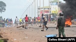 Dans plusieurs quartiers, des heurts ont éclaté entre de jeunes manifestants et les forces de l'ordre, selon un journaliste de l'AFP.