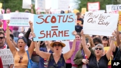 Manifestación de activistas por el derecho al aborto en el Capitolio de Indiana tras la decisión de la Corte Suprema de revocar Roe v. Wade, el sábado 25 de junio de 2022 en Indianápolis, EEUU.