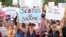 Manifestación de activistas por el derecho al aborto en el Capitolio de Indiana tras la decisión de la Corte Suprema de revocar Roe v. Wade, el sábado 25 de junio de 2022 en Indianápolis, EEUU.