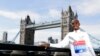 Mo Farah berpose di dekat Tower Bridge di London, Selasa, 17 April 2018. (Foto: AP)