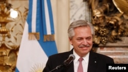 El presidente de Argentina, Alberto Fernández, sonríe durante la ceremonia de juramento de la nueva ministra de Economía de Argentina, Silvina Batakis, en el Palacio Presidencial Casa Rosada, en Buenos Aires, el 4 de julio de 2022.