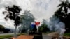 Un manifestante sostiene una bandera panameña en una avenida bloqueada durante una protesta por el alto costo de los alimentos y la gasolina en la Ciudad de Panamá, el 11 de julio de 2022.