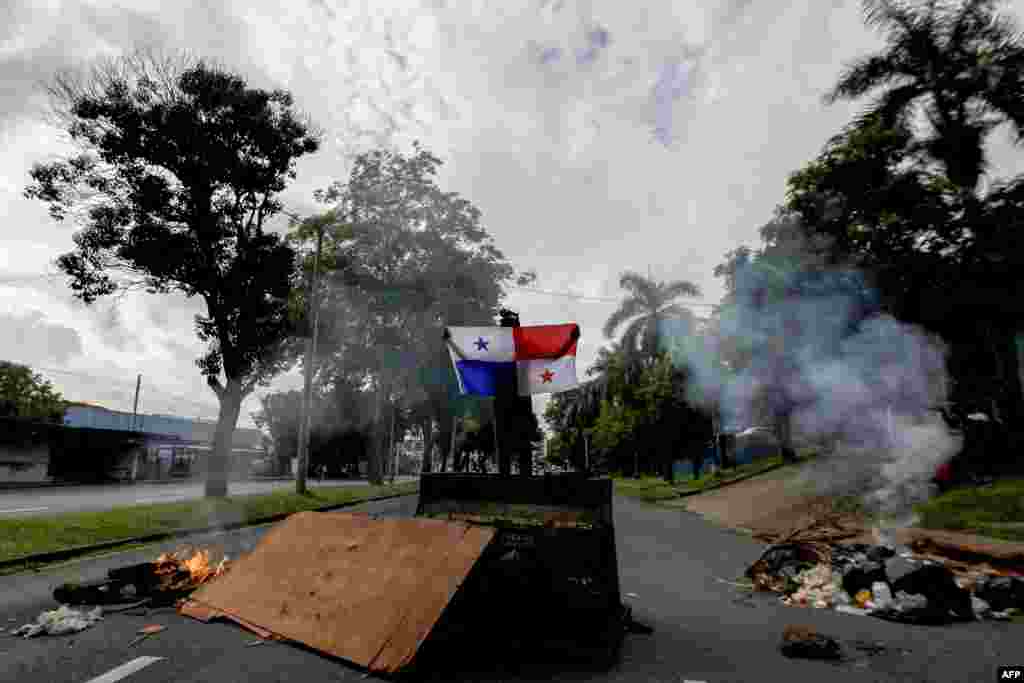 Un manifestante sostiene una bandera panameña en una avenida bloqueada durante una protesta, en la Ciudad de Panamá, el 11 de julio de 2022.