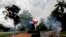 Un manifestante sostiene una bandera panameña en una avenida bloqueada durante una protesta por el alto costo de los alimentos y la gasolina en la Ciudad de Panamá, el 11 de julio de 2022.
