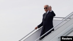 El presidente de los Estados Unidos, Joe Biden, llega al Aeropuerto Internacional Rey Abdulaziz, en Jeddah, Arabia Saudita, el 15 de julio de 2022. REUTERS/Evelyn Hockstein