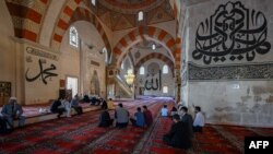Para muazin menunggu giliran mereka untuk mengumandangkan adzan di depan juri, di Masjid Lama (Eski Camii) di Edirne, 29 Juni 2022. (Ozan KOSE/AFP)