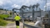 Arhiva - Zaposleni u gasnom postrojenju u Birvangu, Nemačka, 10. juna 2022.