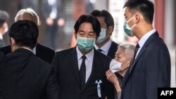 Wakil Presiden Taiwan William Lai (tengah) menghadiri pemakaman mendiang mantan Perdana Menteri Jepang Shinzo Abe di Kuil Zojoji, Tokyo, 12 Juli 2022. (Philip FONG / AFP)