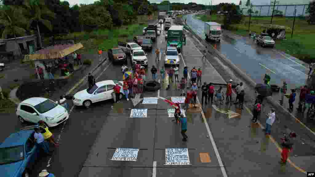 En esta vista aérea, los residentes locales bloquean la carretera Panamericana en Aguadulce, Panamá, el 14 de julio de 2022.