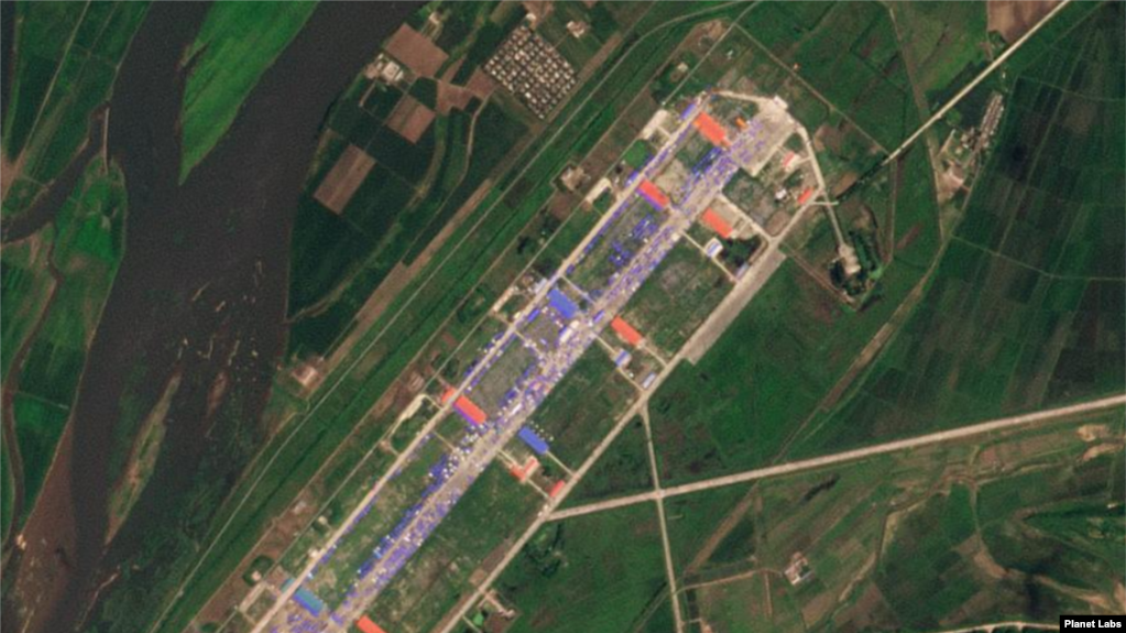 지난 22일 촬영한 북한 평안북도 신의주시 의주비행장 위성 사진. 이전과 비교해 화물의 양에 큰 변화가 없다. (자료=플래닛 랩스)