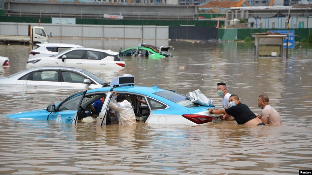 中国甘肃省兰州市的暴雨成灾。（2022年7月11日）(photo:VOA)