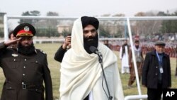 El ministro interino del Interior talibán, Sirajuddin Haqqani, habla durante una ceremonia de graduación en la academia de policía de Kabul, Afganistán, el sábado 5 de marzo de 2022. Foto de archivo. (Foto AP)