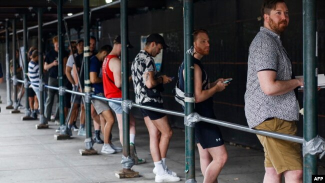 People wait in line to receive the monkeypox vaccine before the opening of a new mass vaccination site at the Bushwick Education Campus in Brooklyn, New York, July 17, 2022. (Photo by Kena Betancur / AFP)