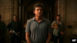 Jason Bateman en una escena de "Ozark", que recibió 13 nominaciones a los Emmy. (Netflix via AP)