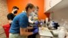 Personal médico prepara vacunas contra la viruela del mono en una clínica de Chicago, EEUU, el 25 de julio de 2022. Foto Reuters.