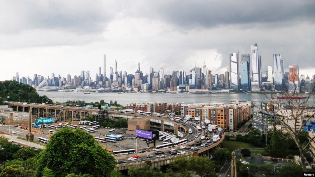 Lalu lintas di kawasan Lincoln Tunnel dan gedung-gedung pencakar langit di sekitarnya, menjelang libur panjang 4 Juli, dilihat dari Weehawken, New Jersey, AS, 2 Juli 2021. (REUTERS/Eduardo Munoz)