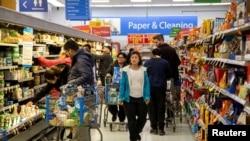 Warga berbelanja di sebuah toko ritel Walmart di kota Toronto, Kanada (foto: dok). 