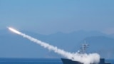 资料照片：2022年7月26日，一艘“成功”级护卫舰发射一枚防空导弹，这是台湾一年一度的“韩光”演习的一部分，在台湾宜兰附近的东部海岸。