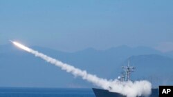 资料照片：2022年7月26日，一艘“成功”级护卫舰发射一枚防空导弹，这是台湾一年一度的“韩光”演习的一部分，在台湾宜兰附近的东部海岸。