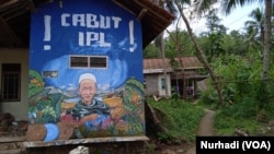 Sebagian rumah warga Wadas masih dihiasi ungkapan penolakan terhadap tambang batu andesit. (Foto: Nurhadi)