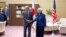 La secretaria del Tesoro de Estados Unidos, Janet Yellen, a la derecha, y el ministro de Finanzas de Japón, Shunichi Suzuki, se dan la mano durante su reunión en el Ministerio de Finanzas en Tokio, el martes 12 de julio de 2022.