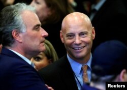 FOTO FILE: Marc Short, mantan kepala staf untuk mantan wakil presiden Mike Pence, pada pesta malam pemilihan calon gubernur Virginia dari Partai Republik Glenn Youngkin di sebuah hotel di Chantilly, Virginia, AS, 2 November 2021. (REUTERS / Jonathan Ernst)