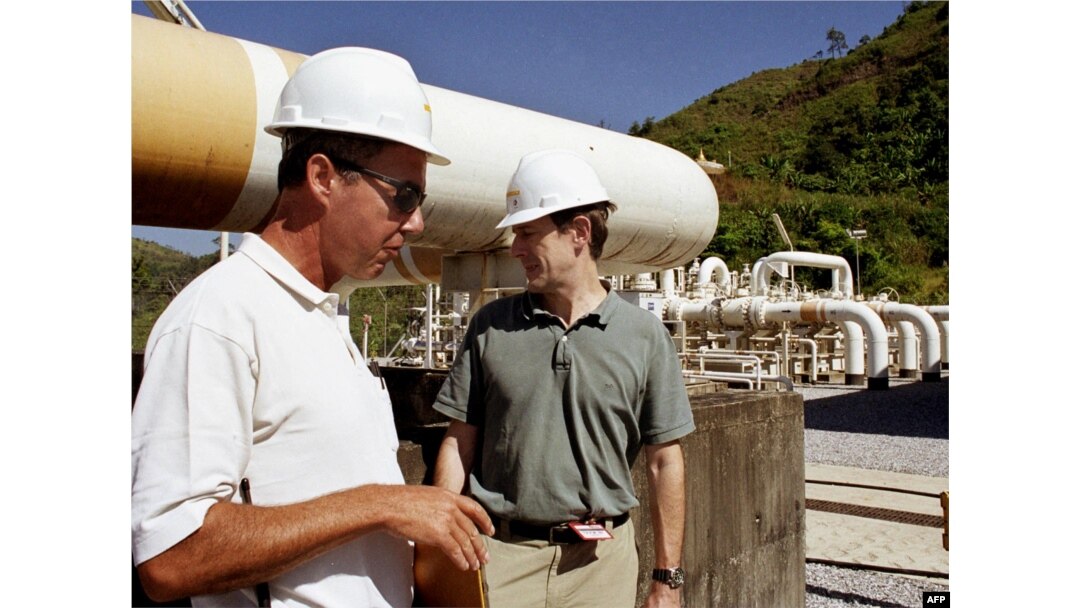 Sejumlah pejabat perusahaan minyak Prancis, TotalEnergies, saat menerima kunjungan media di lokasi pipa gas di Nat-En-Tong di perbatasan Myanmar dan Thailand, 28 November 2003. (Foto: PASCALE TROUILLAUD / AFP, arsip)