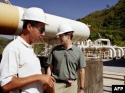 Sejumlah pejabat perusahaan minyak Prancis, TotalEnergies, saat menerima kunjungan media di lokasi pipa gas di Nat-En-Tong di perbatasan Myanmar dan Thailand, 28 November 2003. (Foto: PASCALE TROUILLAUD / AFP, arsip)