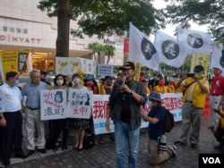 台湾统派团体“中华爱国同心会”周二在台北示威，抗议美国众议院议长佩洛西拟议中对台湾的访问。 （2022年8月2日）