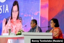 Menteri Keuangan Sri Mulyani berbicara dalam konferensi pers, pada Pertemuan Menteri Keuangan G20 di Nusa Dua, Bali, 16 Juli 2022. (Foto: Sonny Tumbelaka via REUTERS)