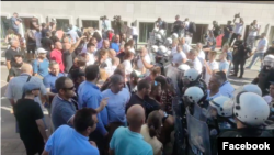 Sukob građana sa pripadnicima obezbeđenja i policijom ispred Skupštine Vojvodine, 21. jula 2022. (Fotografija napravljena od video snimka sa Fejsbuk stranice "Ne davimo Beograd")