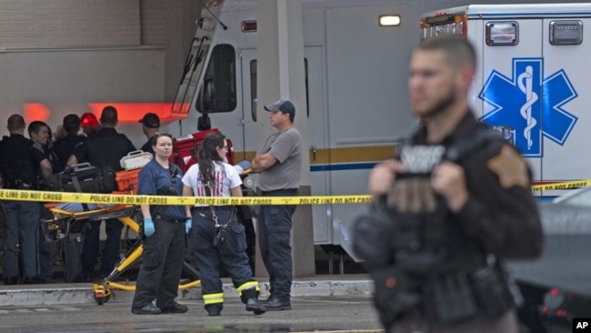 Para petugas tanggap darurat tampak berkumpul di area Greenwood Park Mall, Indiana, setelah insiden penembakan dilaporkan terjadi di mal tersebut pada 17 Juli 2022. (Foto: The Indianapolis Star via AP/Kelly Wilkinson)