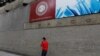 Un hombre camina afuera del Banco Central de Venezuela en Caracas, Venezuela, el 31 de enero de 2018. 