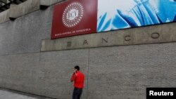 Un hombre camina afuera del Banco Central de Venezuela en Caracas, Venezuela, el 31 de enero de 2018. 