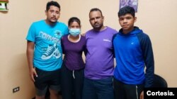 Jefferson Soler (de camiseta azul) vio morir a su mamá Dalia Elena Soler Cortez de 37 años, tras el fatídico accidente de tránsito en Nicaragua. [Foto: Cortesía de Radio ABC Stereo]