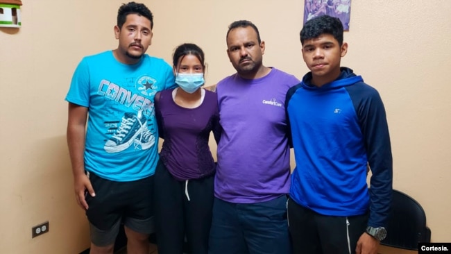 Jefferson Soler (de camiseta azul) vio morir a su mamá Dalia Elena Soler Cortez de 37 años, tras el fatídico accidente de tránsito en Nicaragua. [Foto: Cortesía de Radio ABC Stereo]