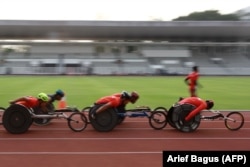 Atlet lomba kursi roda putra sedang melakukan latihan menjelang Asian Para Games 2018 di Jakarta. (Foto: AFP/Arief Bagus)