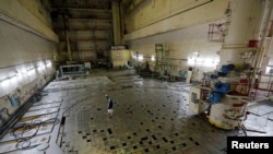 Seorang pekerja tampak berdiri di salah satu area reaktor di dalam pembangkit listrik tenaga nuklir Chernobyl di Chernobyl, Ukraina, pada 25 Maret 2021. (Foto: Reuters/Gleb Garanich)