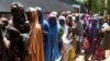 Des mères font la queue pour être soignées avec des enfants souffrant de malnutrition dans une clinique mise en place par les autorités sanitaires en collaboration avec Médecins Sans Frontières ou Médecins Sans Frontières (MSF) dans l'État de Katsina, au 