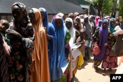 FILE - Mothers queue to be attended to with children that are suffering malnutrition in a clinic set up by health authorities in collaboraion with Medecins Sans Frontieres or Doctors Without Borders (MSF)in Katsina State, northwest Nigeria, on July 20, 2022. (Photo by PIUS UTOMI EKPEI / AFP)