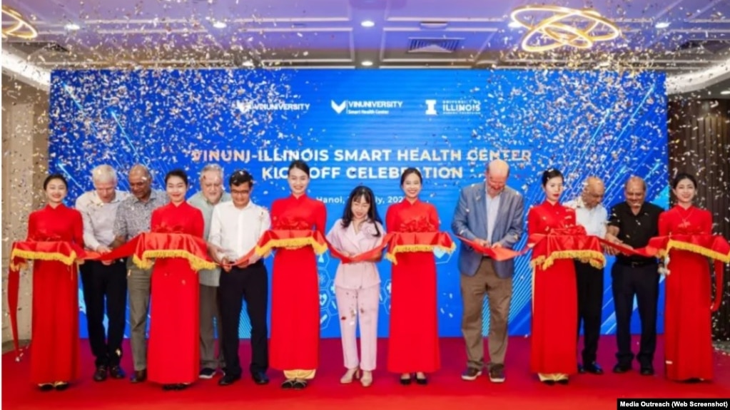 Lễ cắt băng khai trương Trung tâm Nghiên cứu Sức khỏe Thông minh, một hợp tác giữa Đại học VinUni của Việt Nam và Đại học Illinois của Mỹ, tại Hà Nội hôm 14/7.