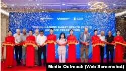 Lễ cắt băng khai trương Trung tâm Nghiên cứu Sức khỏe Thông minh, một hợp tác giữa Đại học VinUni của Việt Nam và Đại học Illinois của Mỹ, tại Hà Nội hôm 14/7.