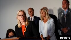 Wali Kota Highland park Nancy Rotering berbicara dalam konferensi pers setelah memberikan keterangan di hadapan anggota Senat AS mengenai isu kekerasan senjata api. Konferensi pers berlangsung di Gedung Capitol, pada 20 Juli 2022. (Foto: Reuters/Sarah Silbiger)